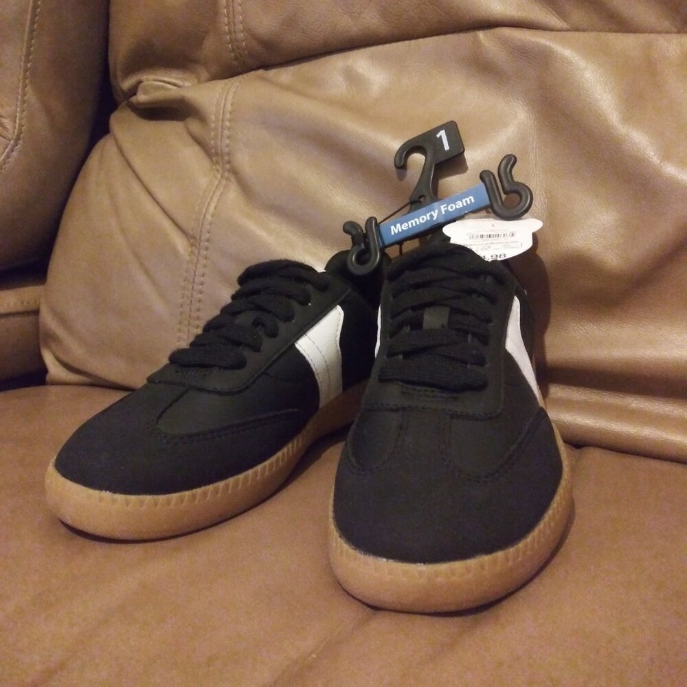 New with tags Boys tennis shoes